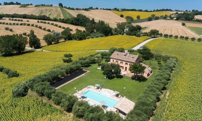 Bettolelle Apartment | Il Girasole, app in a typical villa with swimming pool 7 km from the sea, Senigallia, Marche