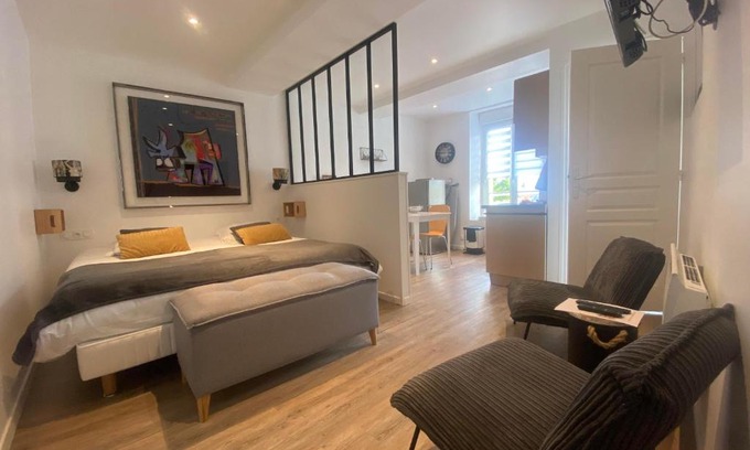 Arromanches-les-Bains Apartment | Il y a de l'amour dans l'air - studio lit king size