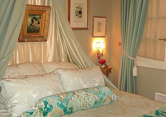 Les Iles Apartment | ILE SAINT-LOUIS 3-Room Luxury Apartment - Dreamy & Romantic Old World Charm!