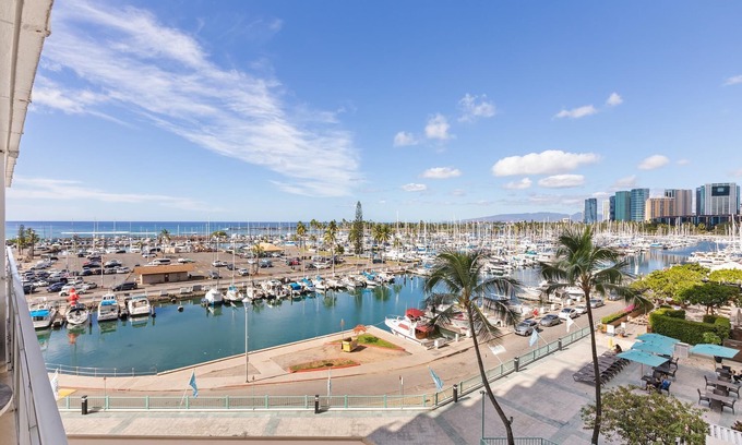 Waikiki Condo | Ilikai 441 Yacht harbor view