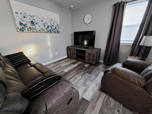 Streator House | Illini Hideaway