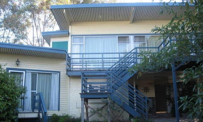 Inverloch House | Illuka - centrally located with water glimpes