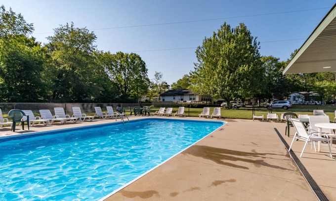 Saugatuck House | Illustrator Cottage - Goshorn Lake access - community pool - lots of outdoor activities!