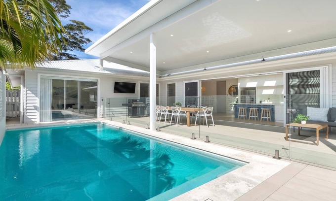 Bateau Bay House | ILUKA| pool, wifi, close to beach| Accom Holidays