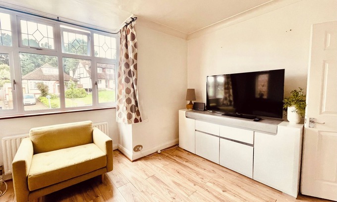 Cuffley House | Immaculate 2-bed House in Potters Bar