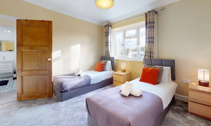 Pettits House | Immaculate 4-Bed House in Romford