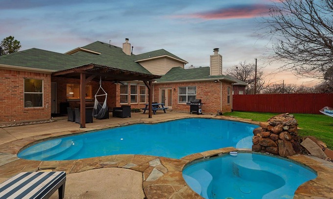 Irving House | Immaculate 5BR/2.5B Home with Pool