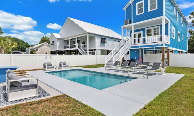 Garden City House | Immaculate 5BR Retreat- Pool and More! The Blue Palm