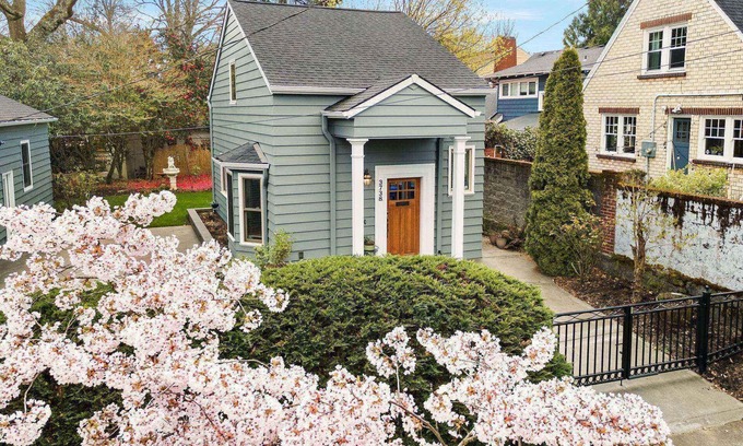 Laurelhurst House | Immaculate and Private Space, Custom Artwork Throughout, Walk to Parks, Food, and Entertainment