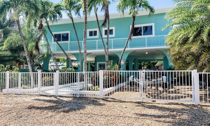 Tavernier House | Immaculate, Fully Renovated, Waterfront, Florida Keys Home - Beach Vibes!