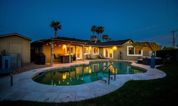 Village Grove House | Immaculate Home Near Old Town Scottsdale and ASU! 5 Bdrms and Heated Pool!
