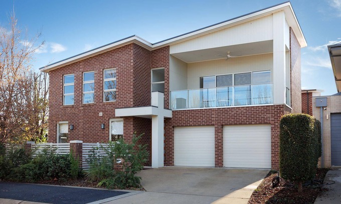 Albury House | Immaculate & Impressive Irvington Villa - Stunning four bedroom home in central Albury
