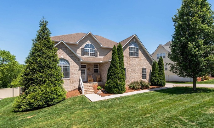 Mount Vernon House | Immaculate Pool Home! Theater-GameRoom-2+ Living Spaces-2 Kitchens-FirePit-35min to UT!10min to lake
