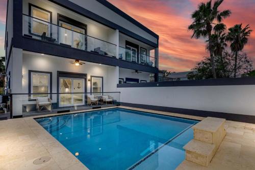 South Padre Island House | Immaculate Townhouse w Pool & Balcony South Padre