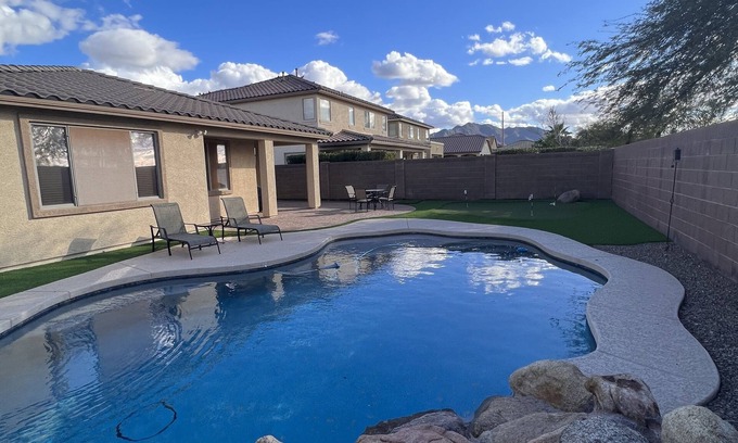 Gilbert House | Immense Family Sized Home w/Pool, Home Office, and Putting Green!