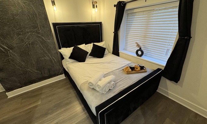 Walsall House | Impeccable 3-bed House in Walsall