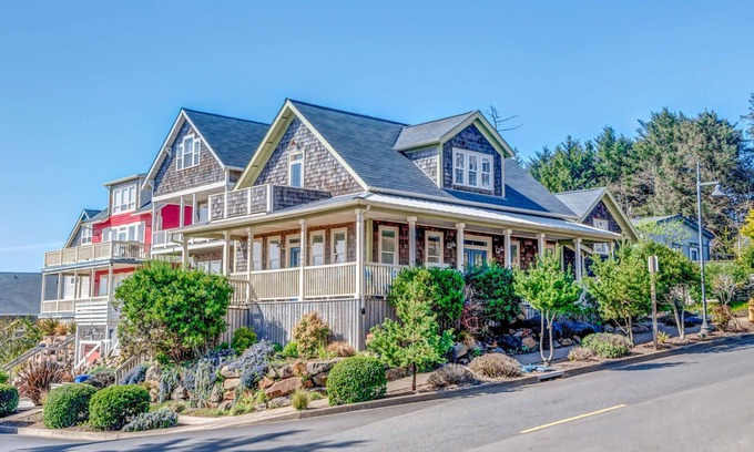 Nelscott House | Impeccable Coastal Views and Décor, Private Hot Tub, Pet Friendly, Community Pool, Close to Outlets
