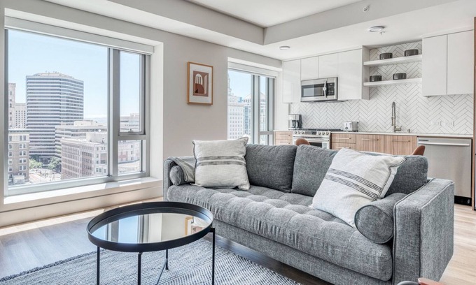 Downtown Oakland Apartment | Impeccable Oakland 1BR w/AC, W/D, Sky Deck, next to BART, by Blueground