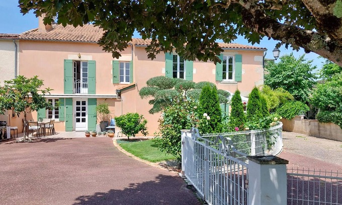 La Reole Apartment | In a beautiful stone house welcomes you this tasteful and large vacation apartment.