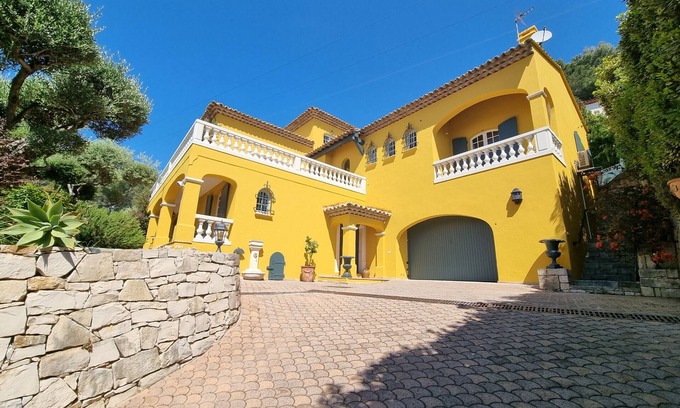 La Farlede Apartment | In a character villa, independent apartment of 65 m2