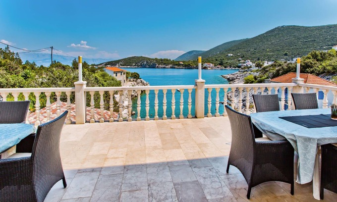 Pokrivenik House | In a small and quiet bay, below the village Zastrazisce and directly on the sea is this semi-detache