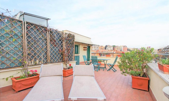 Gianicolense Apartment | In the Clouds over Trastevere, penthouse studio