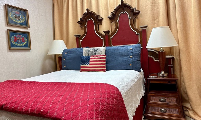 Historic Downtown Apalachicola Apartment | In the Heart of Apalachicola~Walk Everywhere!~Pet Friendly Studio Apartment