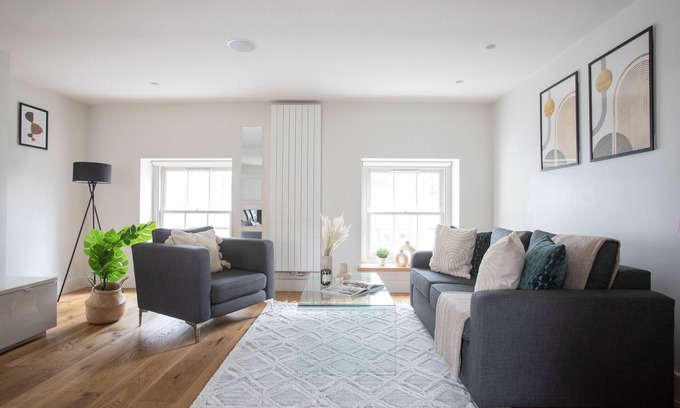 Fitzrovia Apartment | In the Heart of Fitzrovia – Soho - Lovely 2BR Flat in Central LondonLAT