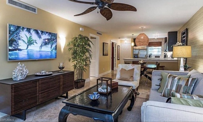 Old Naples Condo | In the heart of Olde Naples, Florida - 2 blocks from beach and 3 from Fifth Ave.
