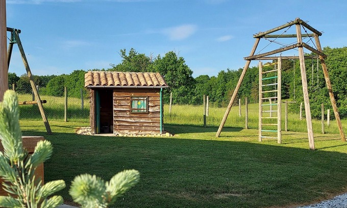 Saint-Paul-de-Serre Ski Chalet | In the heart of Périgord, chalet for 5 people with swimming pool in a green setting.