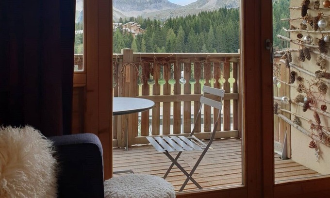 Saint-Etienne-en-Devoluy Apartment | In the heart of the resort, south-facing terrace, tastefully decorated, T2 sleeps 4. All on foot.