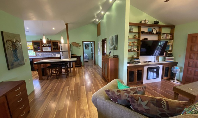 Antoneys Cay Apartment | In the heart of West End, Roatan - Mariposa Lodge - Unit 6