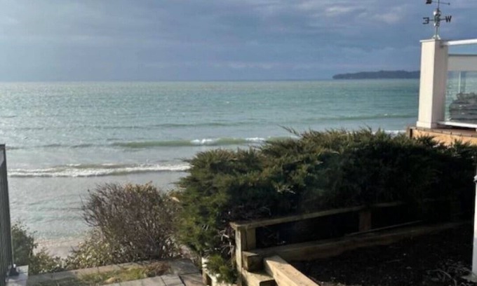 Crystal Beach House | IN THE MOMENT Luxury Beachfront Paradise, with private beach access, BBQ, AC