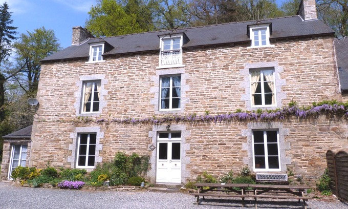 Plouguenast House | In the nature, along the river with sport activities and swimming pool