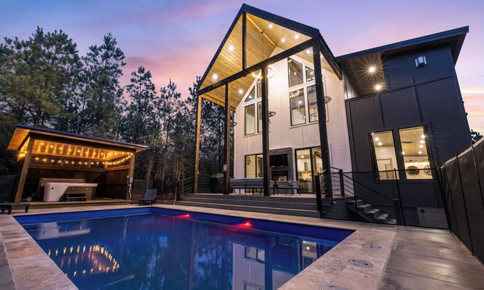 Broken Bow Cabin | In the Pines: Eco Retreat heated Pool, Hot Tub & Games