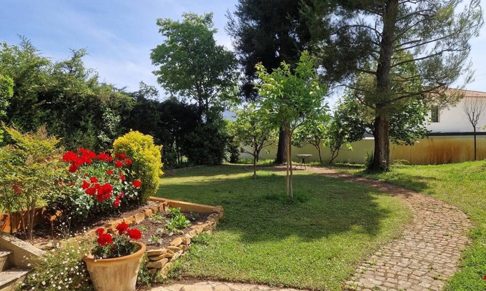 Gemenos House | In the shade of the acacia large air-conditioned T2 with secure parking and wooded garden