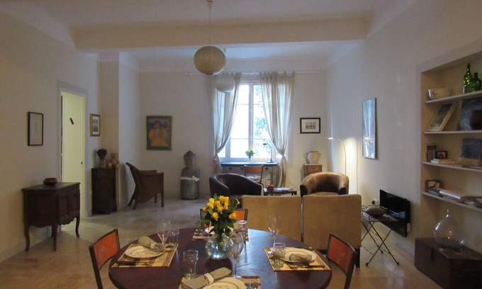 L'Isle-sur-la-Sorgue Apartment | In the very HEART of old town, a serene and sophisticated Provençal appartement