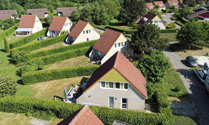 Vlagtwedde House | In this beautifully located vacation home with private outdoor hot tub and water view in Vlagtwedde,