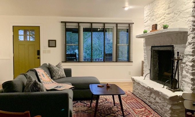 Highlands House | IN TOWN! 2 Blocks From Main Street. 2 Bedrooms/2 Baths. Free WiFi. Sleeps 4.