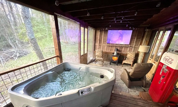 Mirror Lake House | In-Town Cottage by Mirror Lake-2 miles from Main St, Hot tub, fireplace, Big TVs