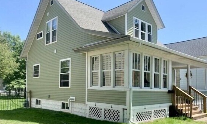 Ludington House | IN TOWN, ONLY 3 BLOCKS FROM LAKE MICHIGAN’S “STEARNS BEACH”!