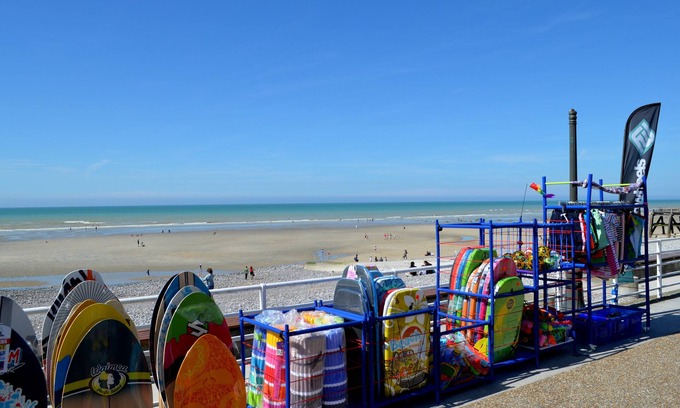 Veules-les-Roses Apartment | In Veules les Roses, 2 minutes from the beach and shops - 1 small dog accepted