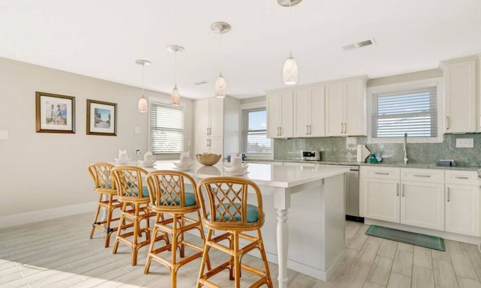 Butler Beach House | In Your Dreams | Walk to the Beach! 15 minutes to Downtown Nights of Lights