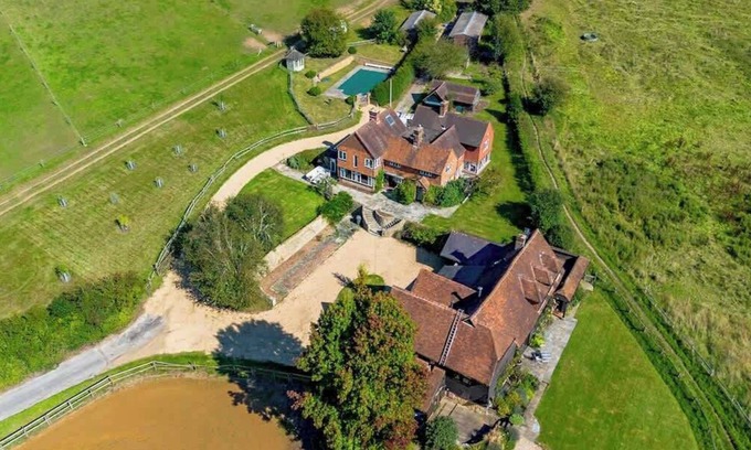 Godalming House | Incredible Countryside Getaway with Tennis Court!