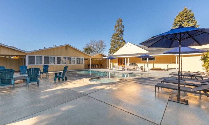 Graton House | Incredible Sebastopol Estate Surrounded by Vineyards