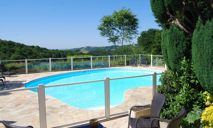 Boisset House | Independant, comfortable gîte for 6 to 10 people, large garden and swimming pool