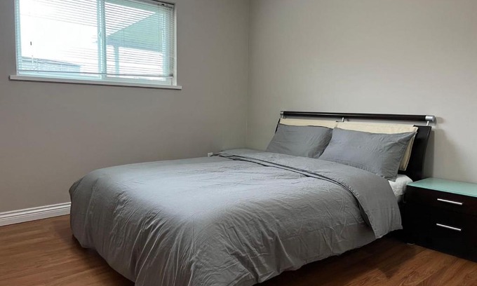 Richmond House | Independent access, one bedroom, one living room, one kitchen and one bathroom