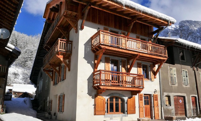 Samoens House | Independent apartment in a beautifully renovated old house in the village center