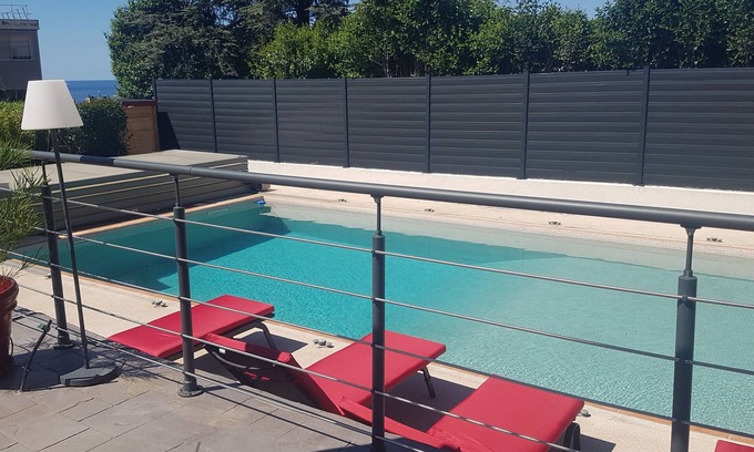 L'Estaque Bed & Breakfast | Independent floor in villa Swimming pool