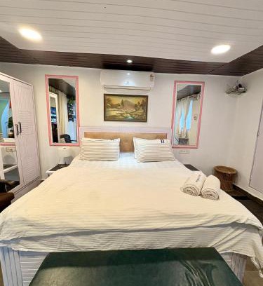 Bandra West Apartment | Independent Studio 25 Corner House Bandra west